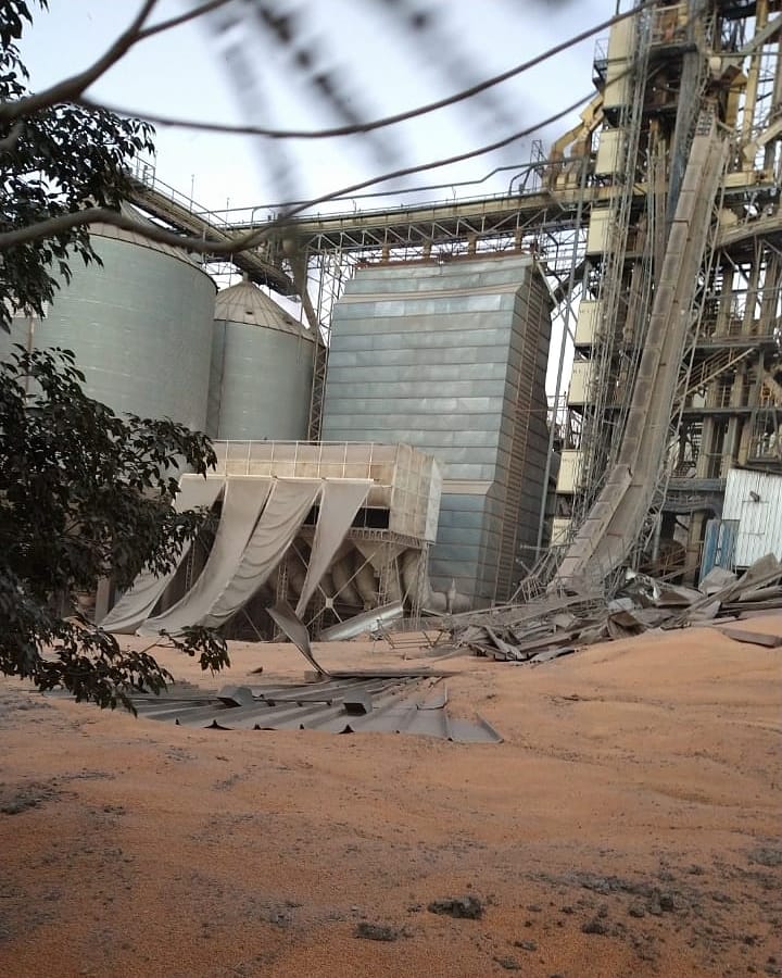 Aparentemente, al momento de producirse el derrumbe, las vÃ­ctimas se encontraban en una cabina lindera al silo que terminÃ³ por desplomarse y quedaron atrapadas por una montaÃ±a de cereal.
