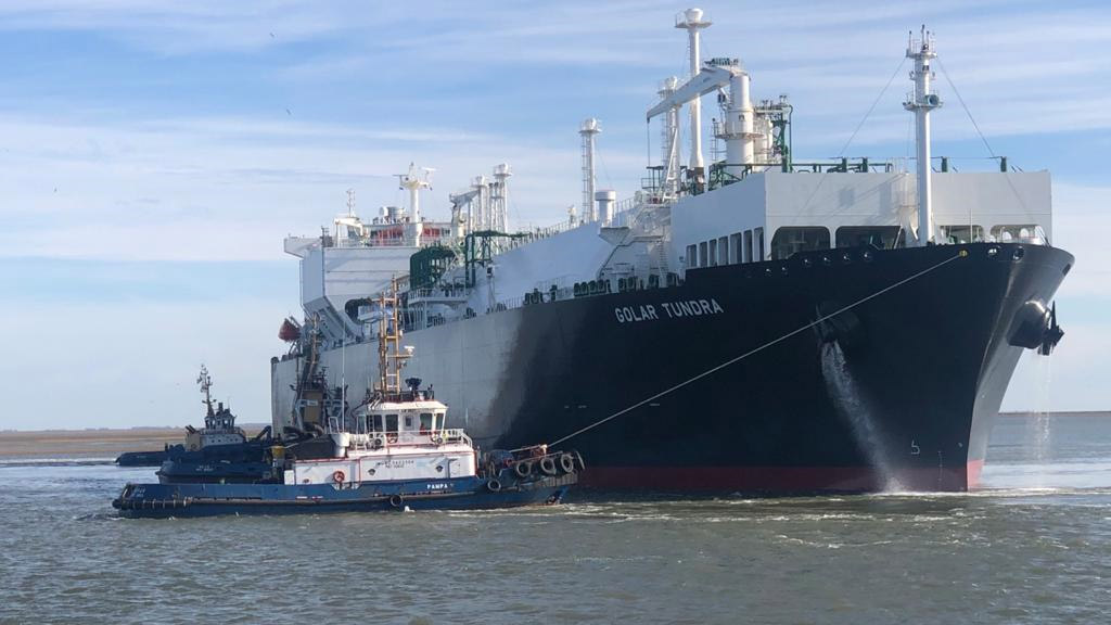 Sigue siendo constante la llegada de metaneros al puerto de Bahía Blanca