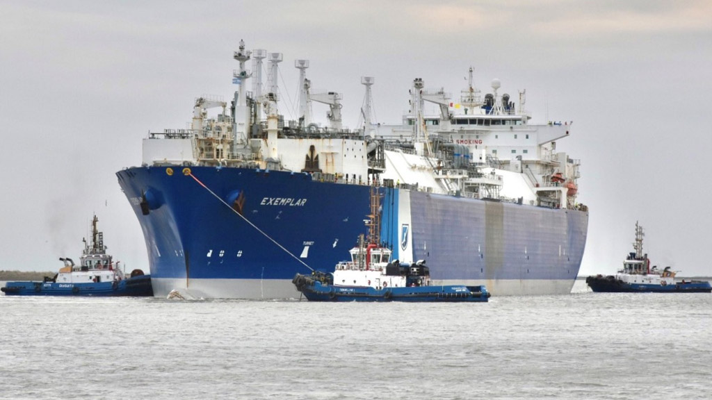 El buque regasificador Exemplar deja el puerto de Bahía Blanca