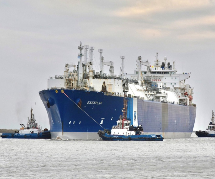 El buque regasificador Exemplar deja el puerto de Bahía Blanca