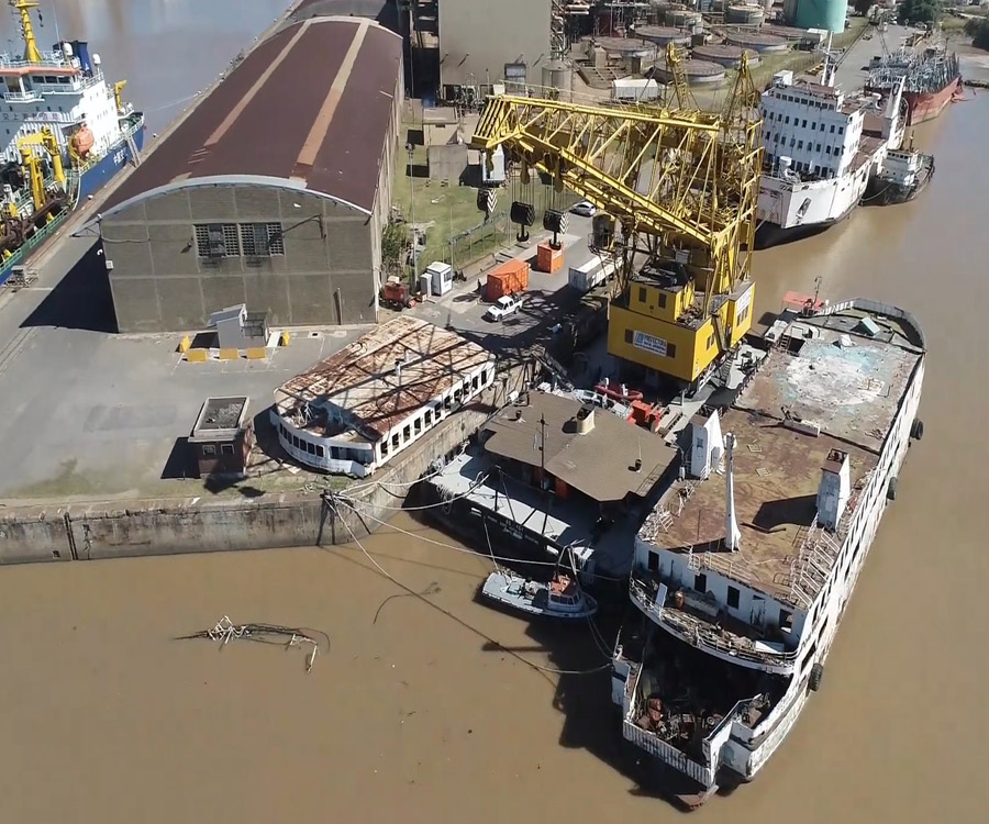 La historia de los buques que están desguazando en el puerto de Buenos Aires