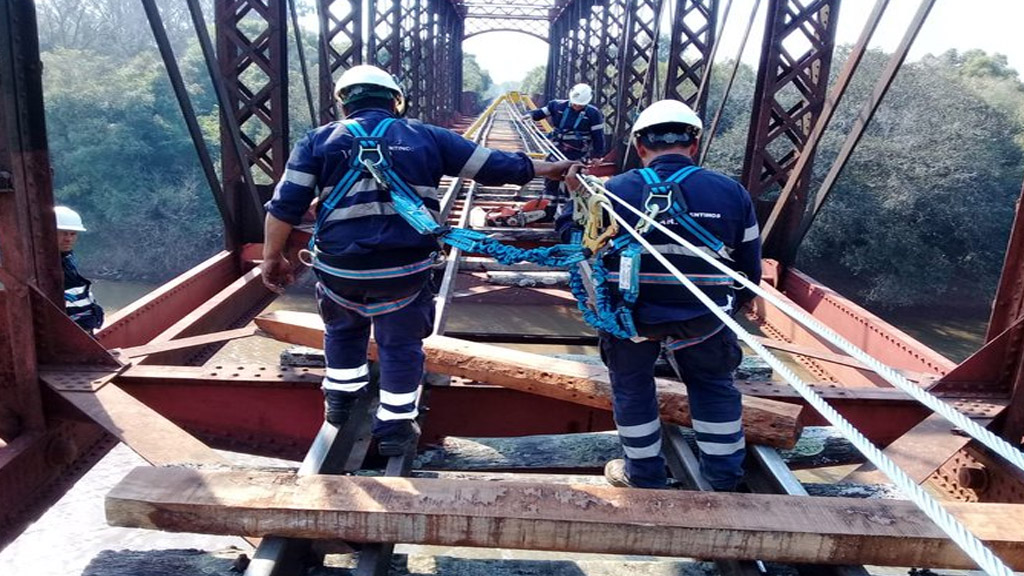 Avanzan los trabajos de reparación en el histórico puente sobre el río Aguapey