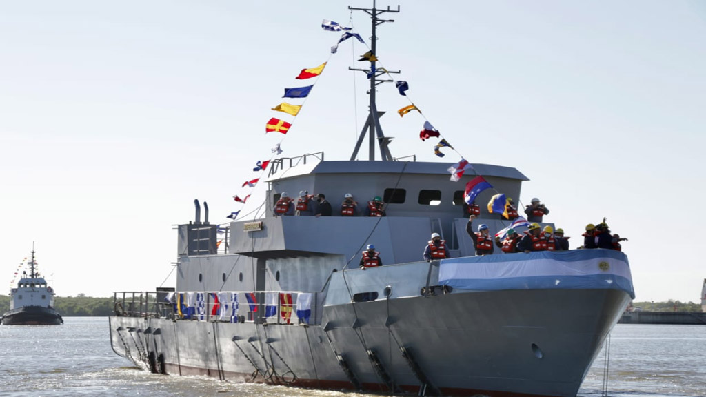 Video: botaron en Río Santiago una embarcación de entrenamiento para la Armada