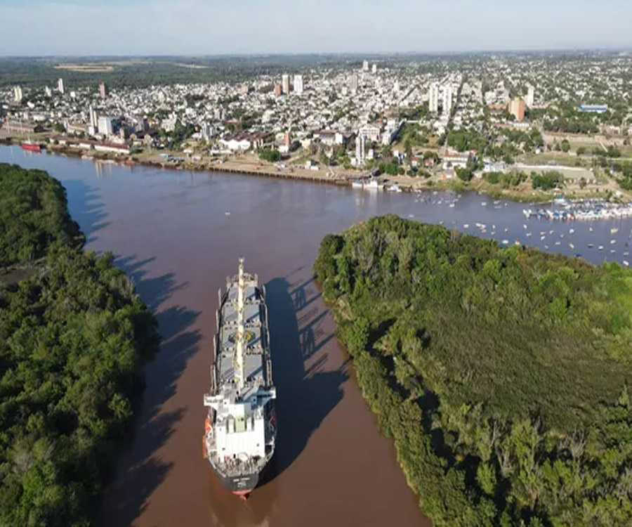 Un nuevo buque carga madera en Concepción del Uruguay