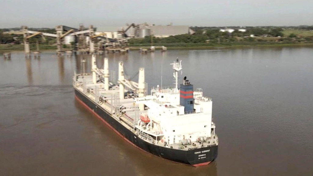 Quedó varado en el Paraná, cerca de Rosario, un buque con 25 mil toneladas de harina de soja