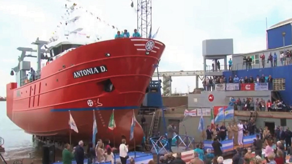 Video: así botaron al pesquero Antonia D en el puerto de Mar del Plata