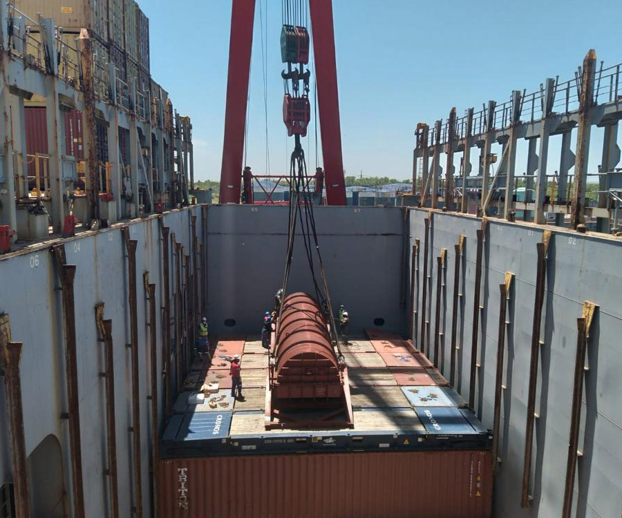 En fotos: movimiento de equipos y cargas pesadas en el puerto de Dock Sud