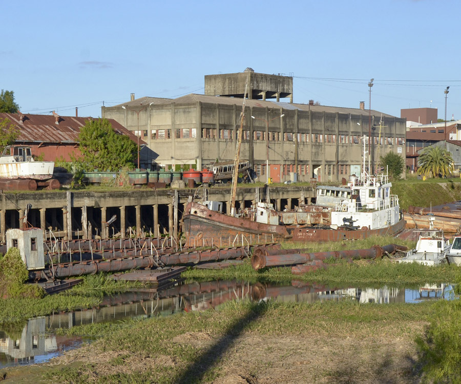 Schmid alertó sobre los restos de la flota del Estado en los ríos Paraná y Uruguay