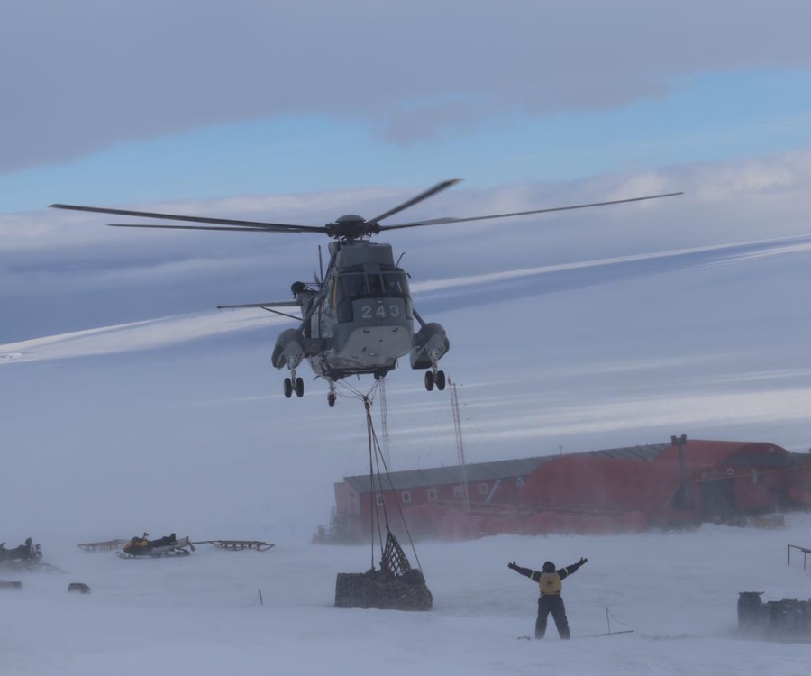 En fotos: cómo trabajan los helicópteros del Irízar para abastecer a las bases antárticas