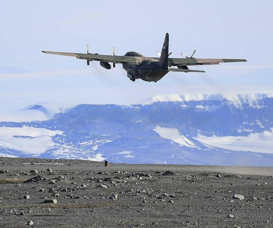 Al límite de lo posible, los "Hércules" sostienen el puente aéreo con la Antártida