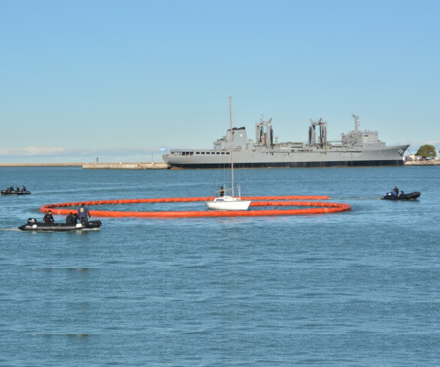 Ejercicio de control de derrame de hidrocarburos en la dársena de Puerto Belgrano