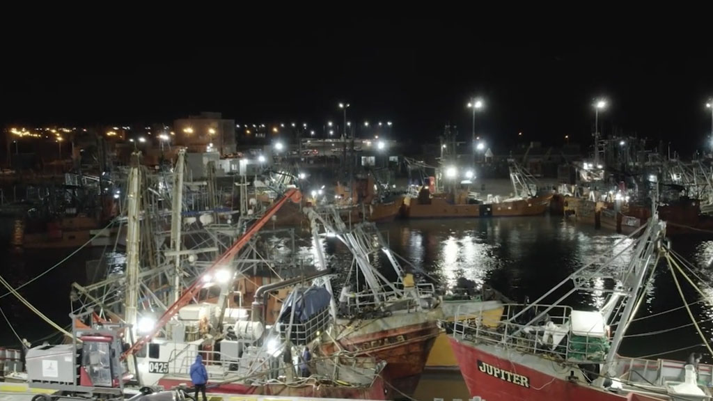 Barcos pesqueros más grandes y más carga en el puerto de Rawson