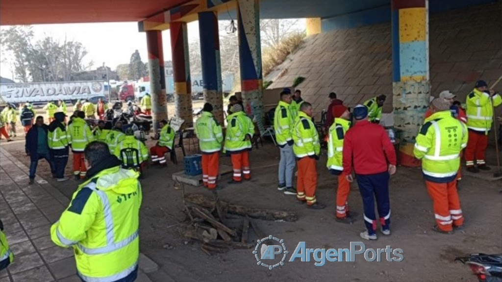 Tensión por un conflicto en Puerto Rosario: despidieron 23 empleados