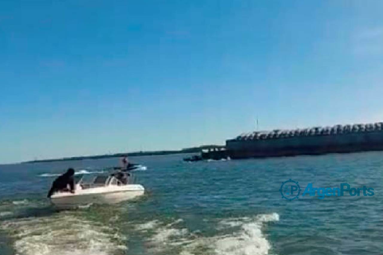 En videos: un convoy de barcazas embistió a una lancha en el río Paraná.