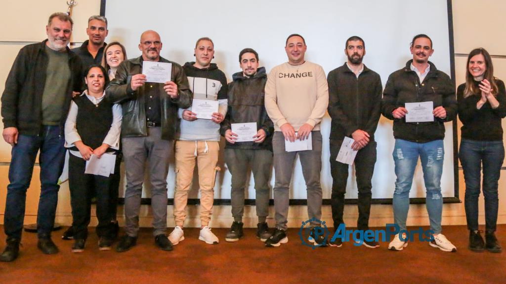 Mar del Plata: Raverta y Felizia entregaron diplomas a 83 egresados de cursos