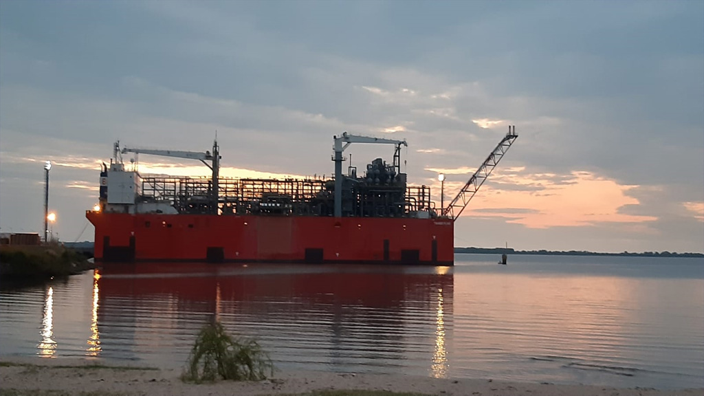 Ya está en Uruguay la barcaza que había alquilado YPF para exportar gas de Vaca Muerta