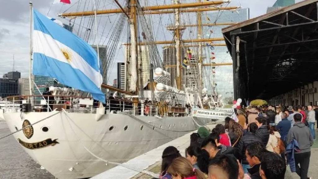 Luego de un conflicto gremial, la Fragata Libertad llegó al puerto de Buenos Aires