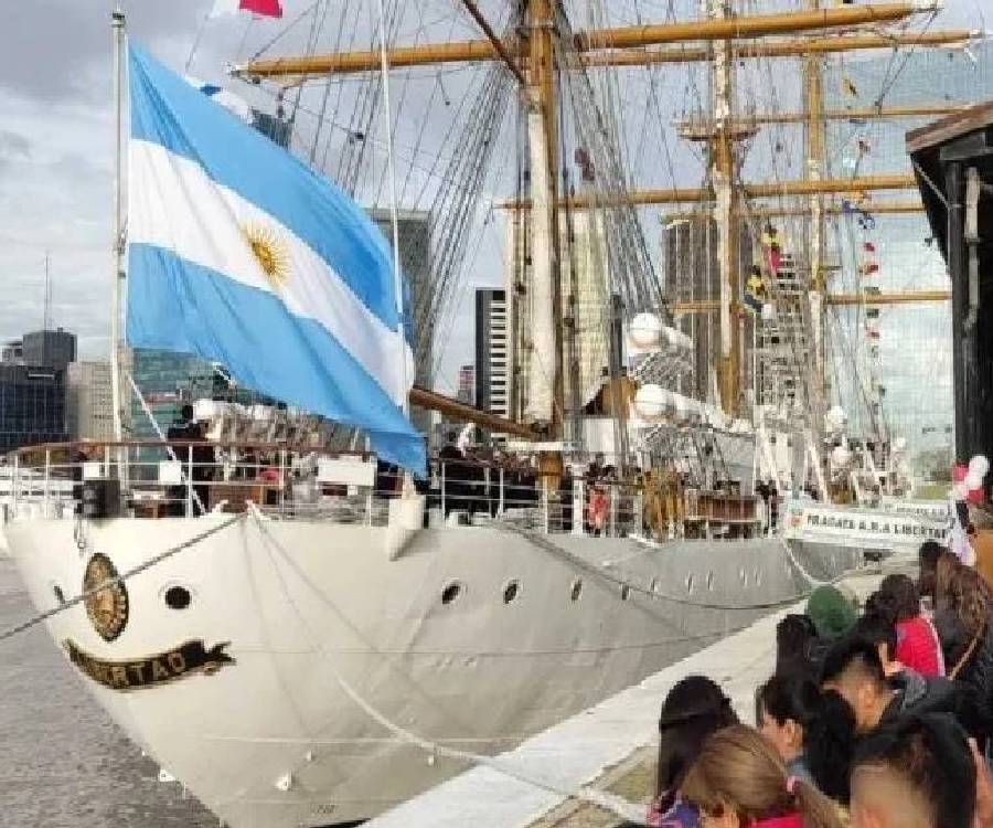 Luego de un conflicto gremial, la Fragata Libertad llegó al puerto de Buenos Aires