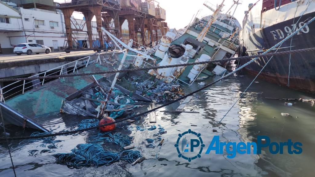 En fotos: se hundió un buque pesquero judicializado en el puerto de Bahía Blanca