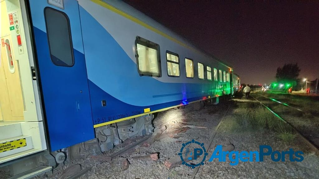 En fotos: descarriló el tren que unía Buenos Aires con Bahía Blanca