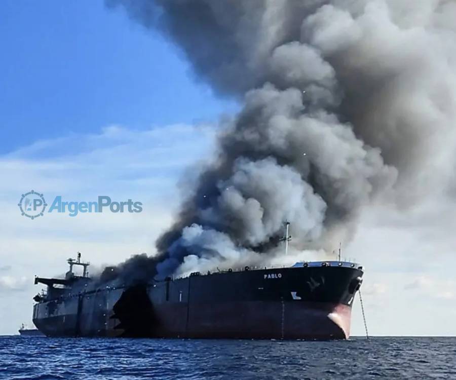 Videos: espectaculares imágenes de la explosión en un buque petrolero