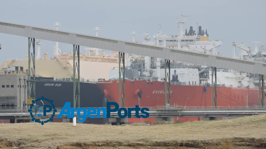 Continúa la regasificación de GNL importado en el puerto de Bahía Blanca