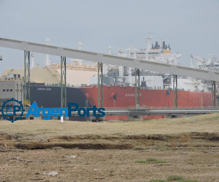 Continúa la regasificación de GNL importado en el puerto de Bahía Blanca