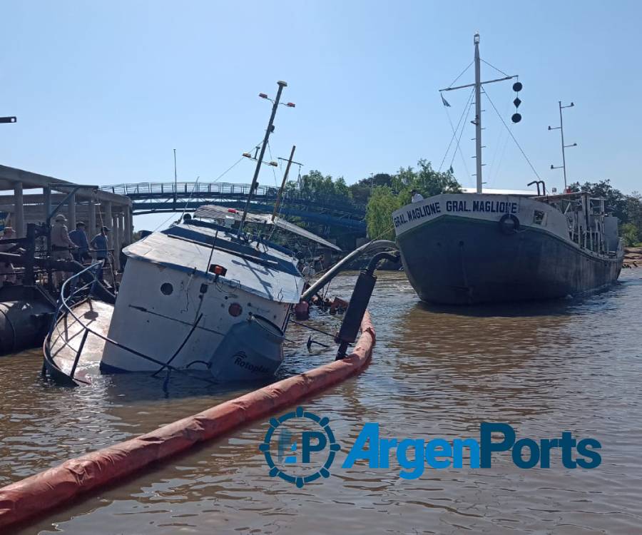 Un barco arenero quedó semihundido en el puerto de Reconquista