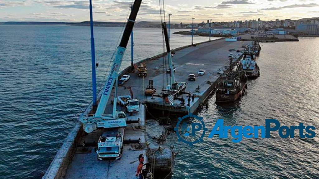 En video: reflotaron un buque pesquero en el puerto de Comodoro Rivadavia