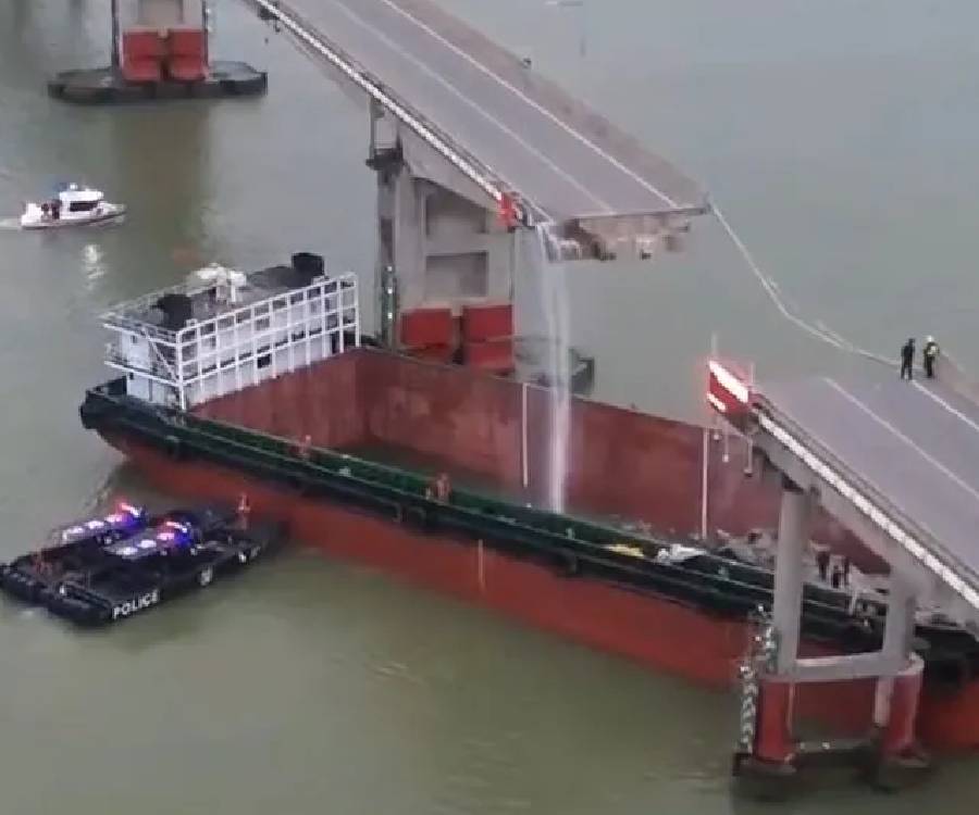 En video: un buque chocó contra un puente en China y hay cinco muertos