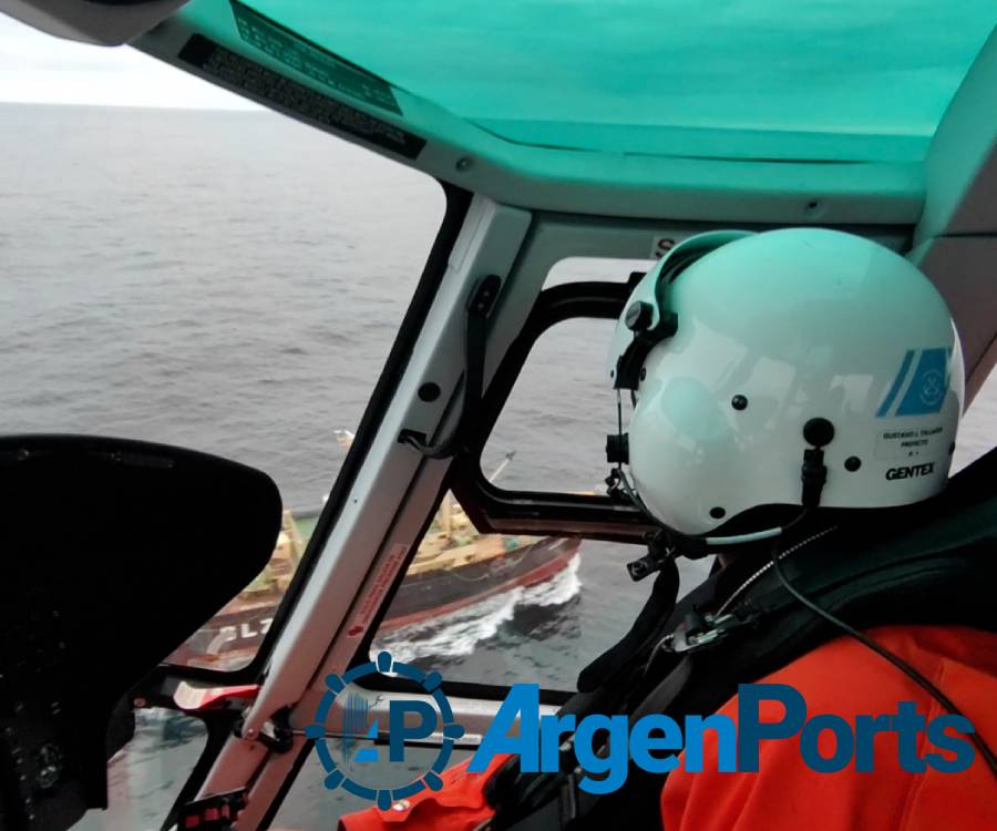 Impactante operativo en el mar: Prefectura evacuó de urgencia a un tripulante enfermo