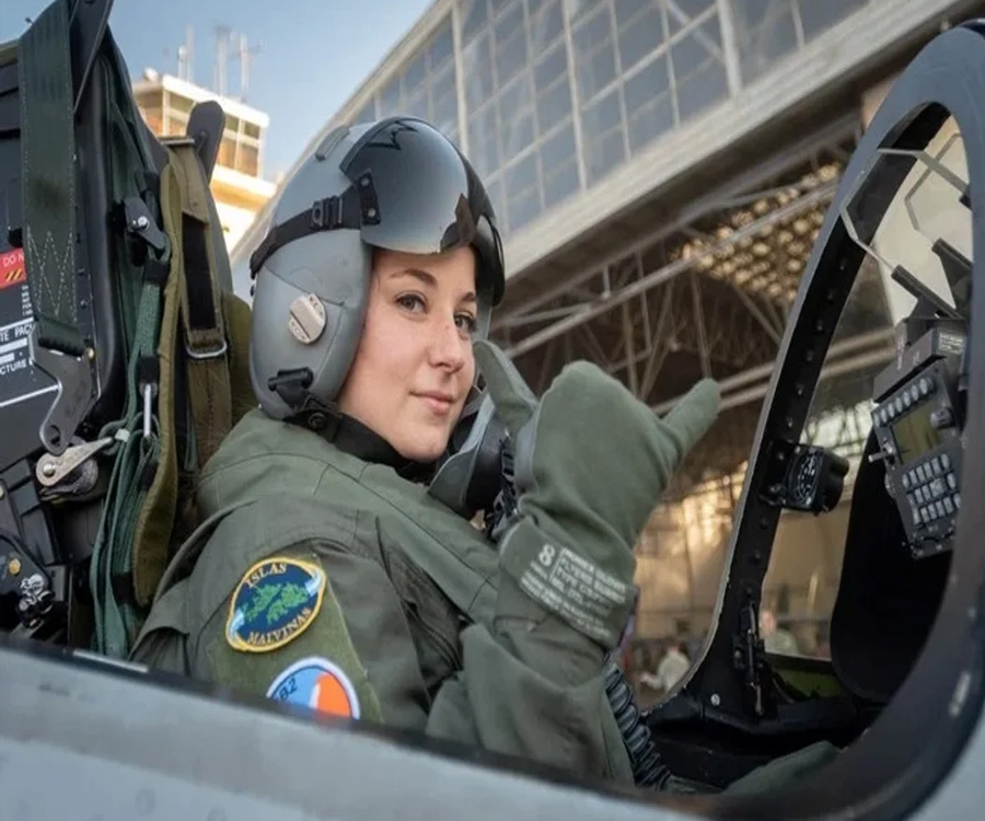 Video: así vuela la primera piloto de combate argentina un avión similar a los de Malvinas