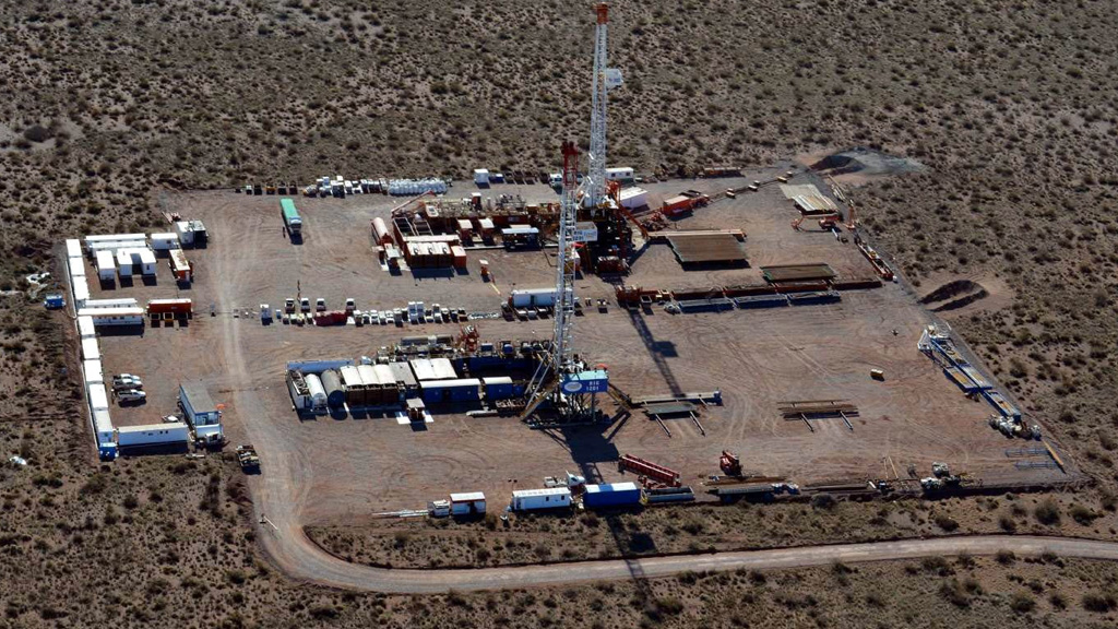 Petroleras reactivan operaciones en Vaca Muerta pero algunas rescindirán contratos