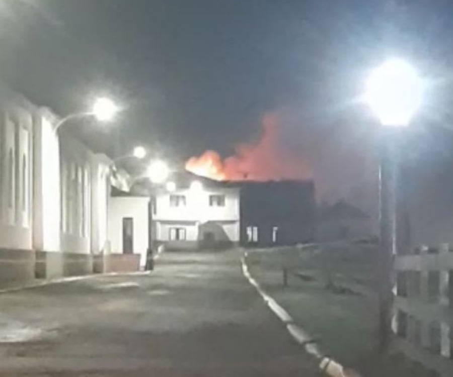 Videos: Incendio de grandes proporciones en el interior de la Base Naval Ushuaia