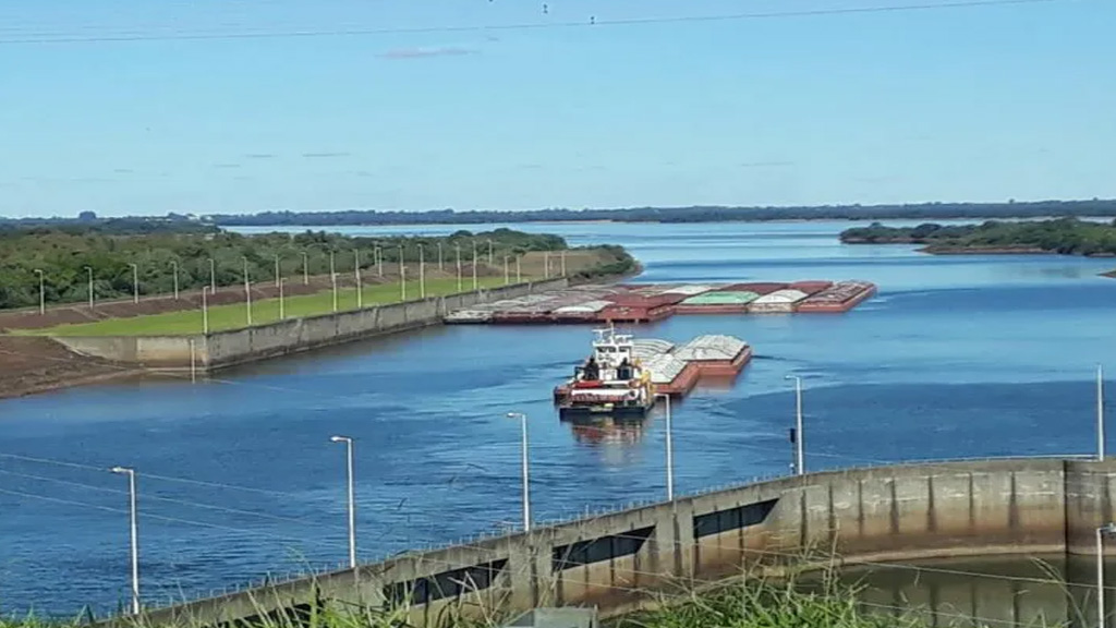 Operación Ventana de Agua: barcazas paraguayas comienzan a pasar por Yacyretá