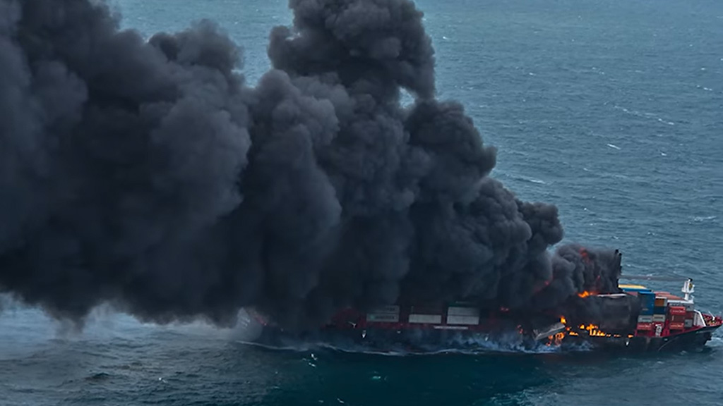 Video: el fuego se expande por el X-Press Pearl y la  tripulación ya fue evacuada