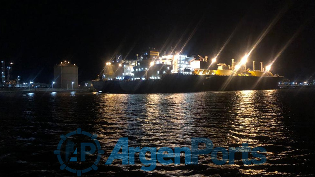 Un buque metanero ya comenzó a abastecer con GNL al regasificador de Bahía Blanca